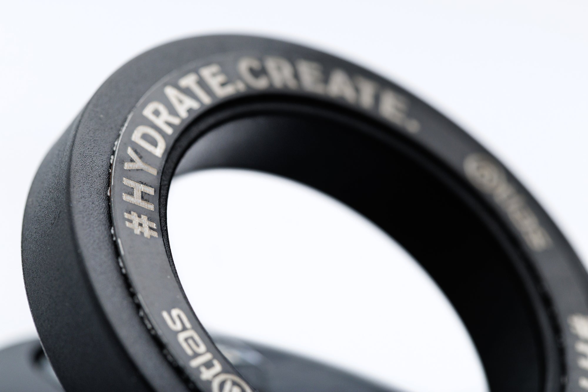 Atlas Hydrate 24oz Phone Mount Flask - Midnight Grey | Reusable Insulated Bottle | Atlas Hydrate - Smart Magnetic Reusable Stainless - Steel Water Bottle with Phone Mount | Sustainable Lifestyle Hydration Flask UK