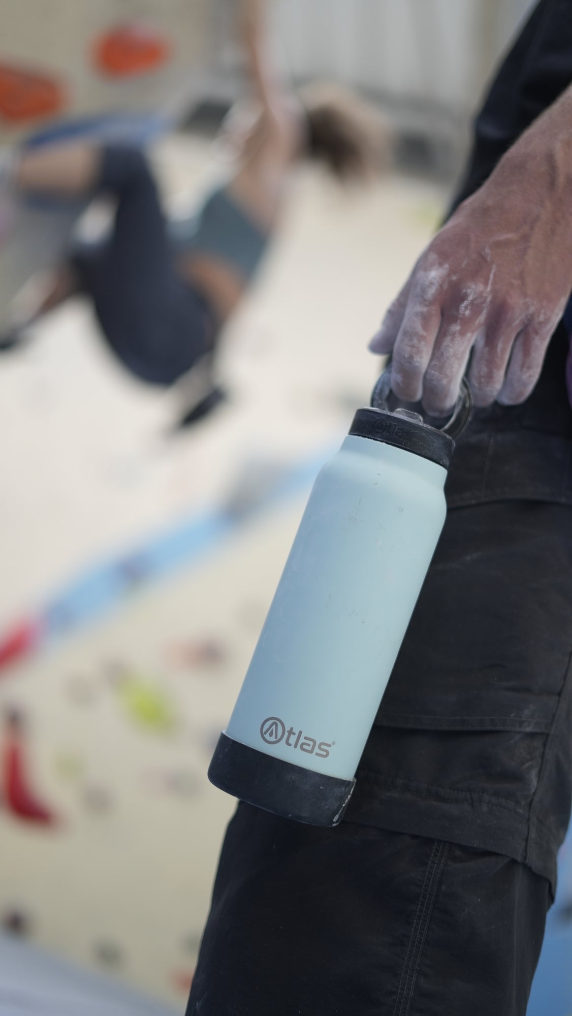 Atlas Hydrate 24oz Phone Mount Flask - Blue Sky | Reusable Insulated Bottle | Atlas Hydrate - Smart Magnetic Reusable Stainless - Steel Water Bottle with Phone Mount | Sustainable Lifestyle Hydration Flask UK